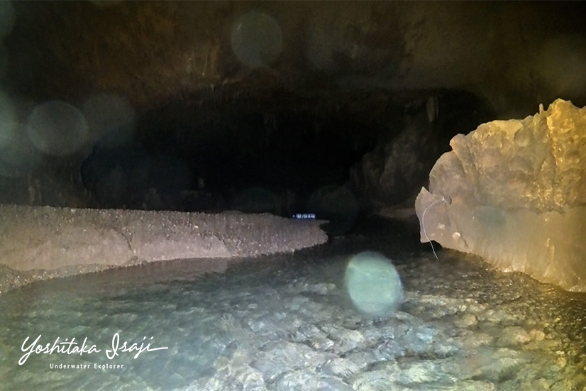 The water surface in the Fourth Branch of Terayama-no-Ana, where a shallow underground river continues.