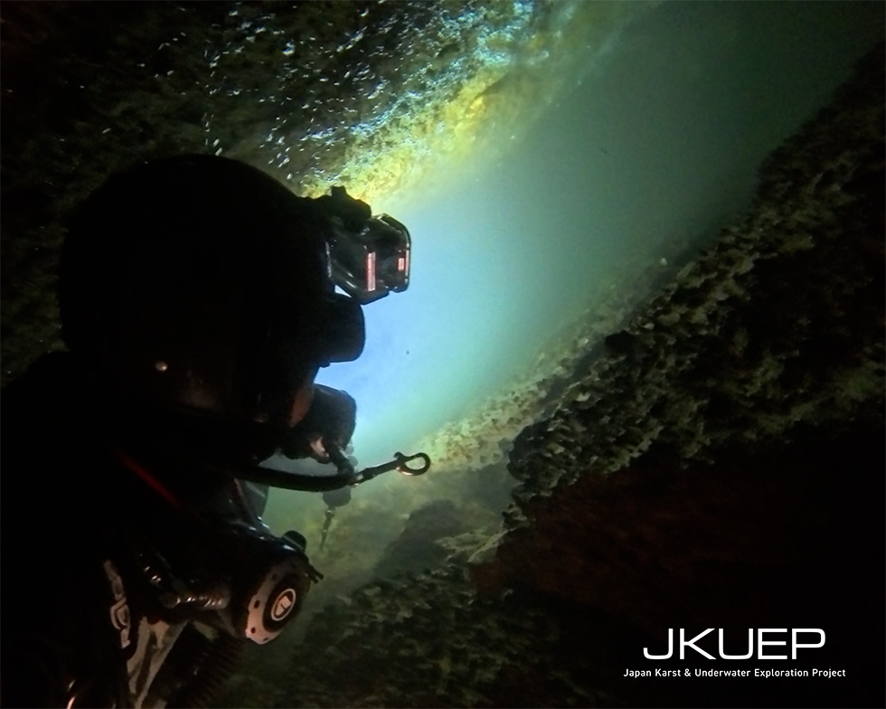 Underwater in Shimono Dai-2 Doketsu. Passages of about this size continue throughout.