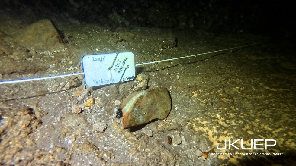 The vessel-fragment-like artifact with the marker