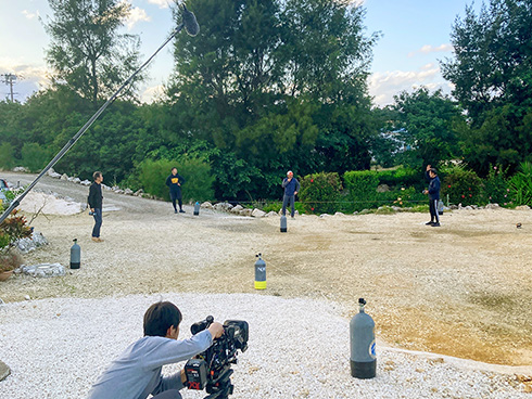陸上で水中撮影のシミュレーションをする様子