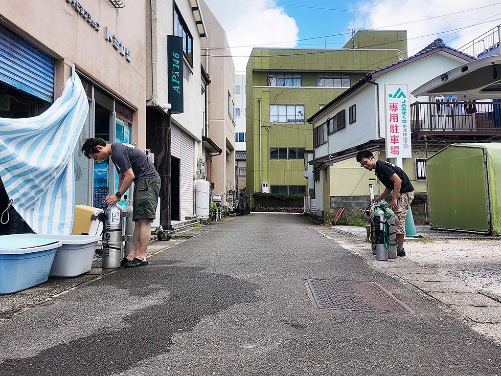 Assembling equipment at Diving Shop Tomikawa