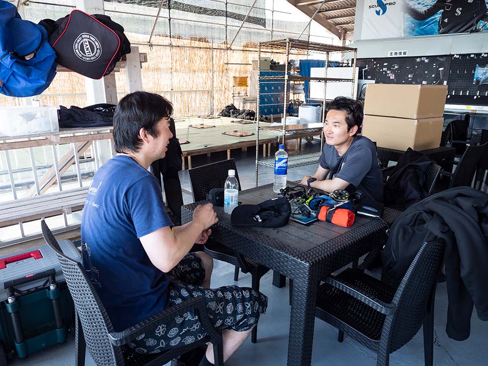 Two team members in a pre-dive briefing