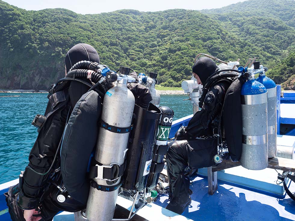 Preparing for entry with rebreathers and twin cylinders